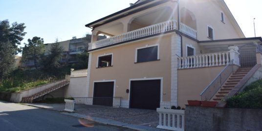 Rif. 07/19 VENDESI VILLA PLURIFAMILIARE CON CORTE E GARAGE RUSTICA