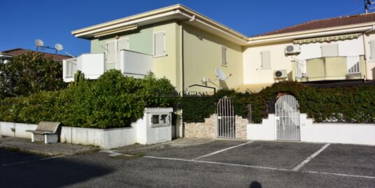 Rif. 14/23  VENDESI VILLETTA AL MARE CON GIARDINO
