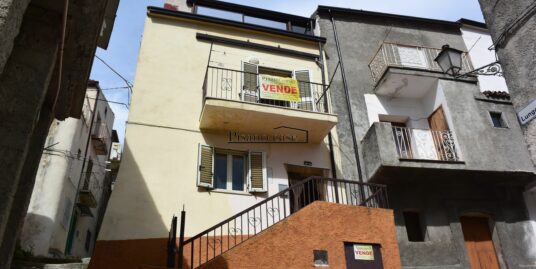 RIF. 03/24 VENDESI CASA INDIPENDENTE NEL CENTRO STORICO DI MANDATORICCIO