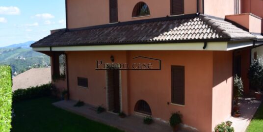 RIF. 15/25 VENDESI SPLENDIDA VILLA IMMERSA NEL VERDE