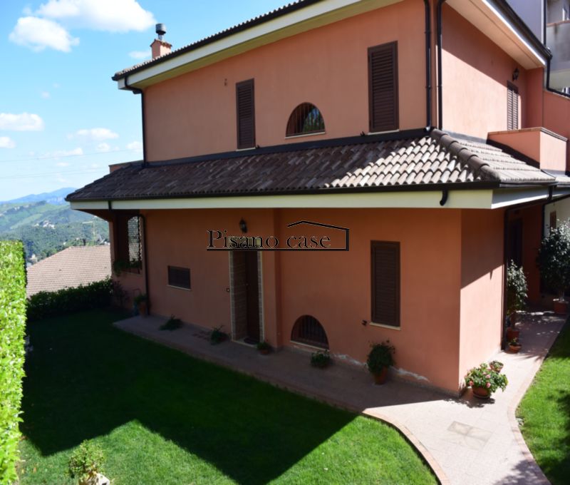 RIF. 15/25 VENDESI SPLENDIDA VILLA IMMERSA NEL VERDE