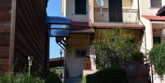 Rif. 17/25 VENDESI VILLA ESCLUSIVA IN ZONA DONNANNA CON AMPIO GIARDINO POSTO AUTO TAVERNA CON CAMINO E IMPIANTO FOTOVOLTAICO A DUE PASSI DAL CENTRO