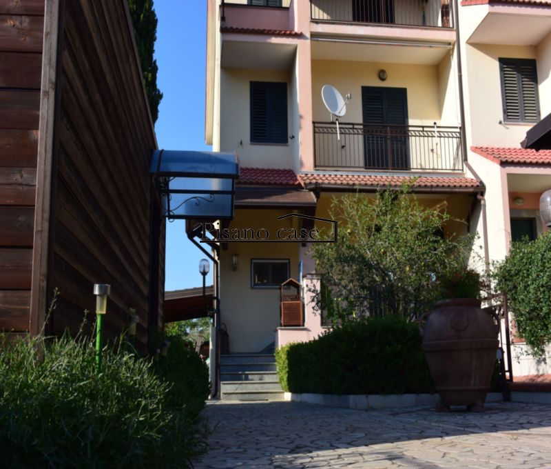 Rif. 17/25 VENDESI VILLA ESCLUSIVA IN ZONA DONNANNA CON AMPIO GIARDINO POSTO AUTO TAVERNA CON CAMINO E IMPIANTO FOTOVOLTAICO A DUE PASSI DAL CENTRO
