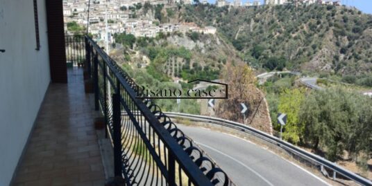 RIF. 22/25 VENDESI CASALE CON TERRENO A POCHI PASSI DAL CENTRO ABITATO